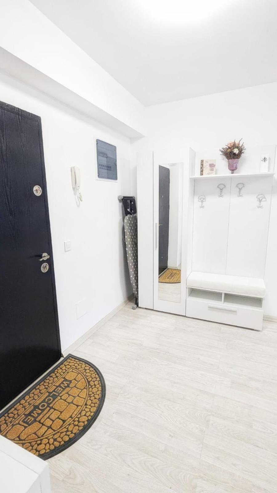 Airport Apartment 70 Squared Meters オトペニ エクステリア 写真