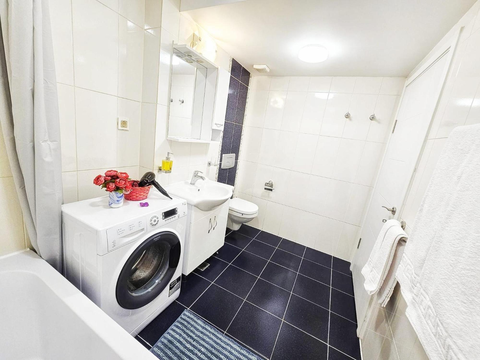 Airport Apartment 70 Squared Meters オトペニ エクステリア 写真